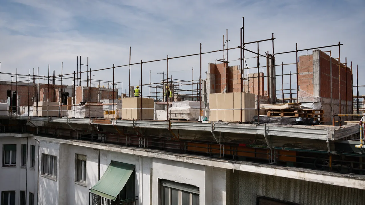 Cantiere ordinato per la sopraelevazione di un edificio esistente a Brescia