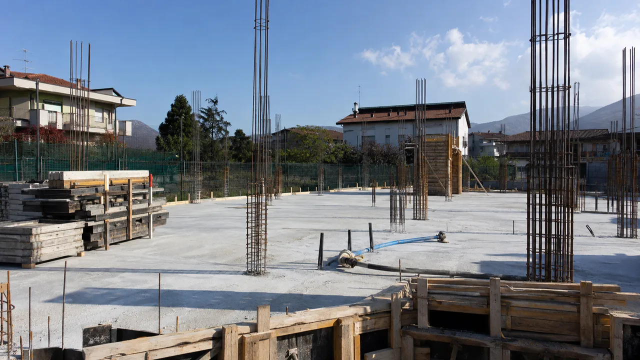 Nuove fondazioni e struttura in costruzione durante la ricostruzione di un edificio a Brescia